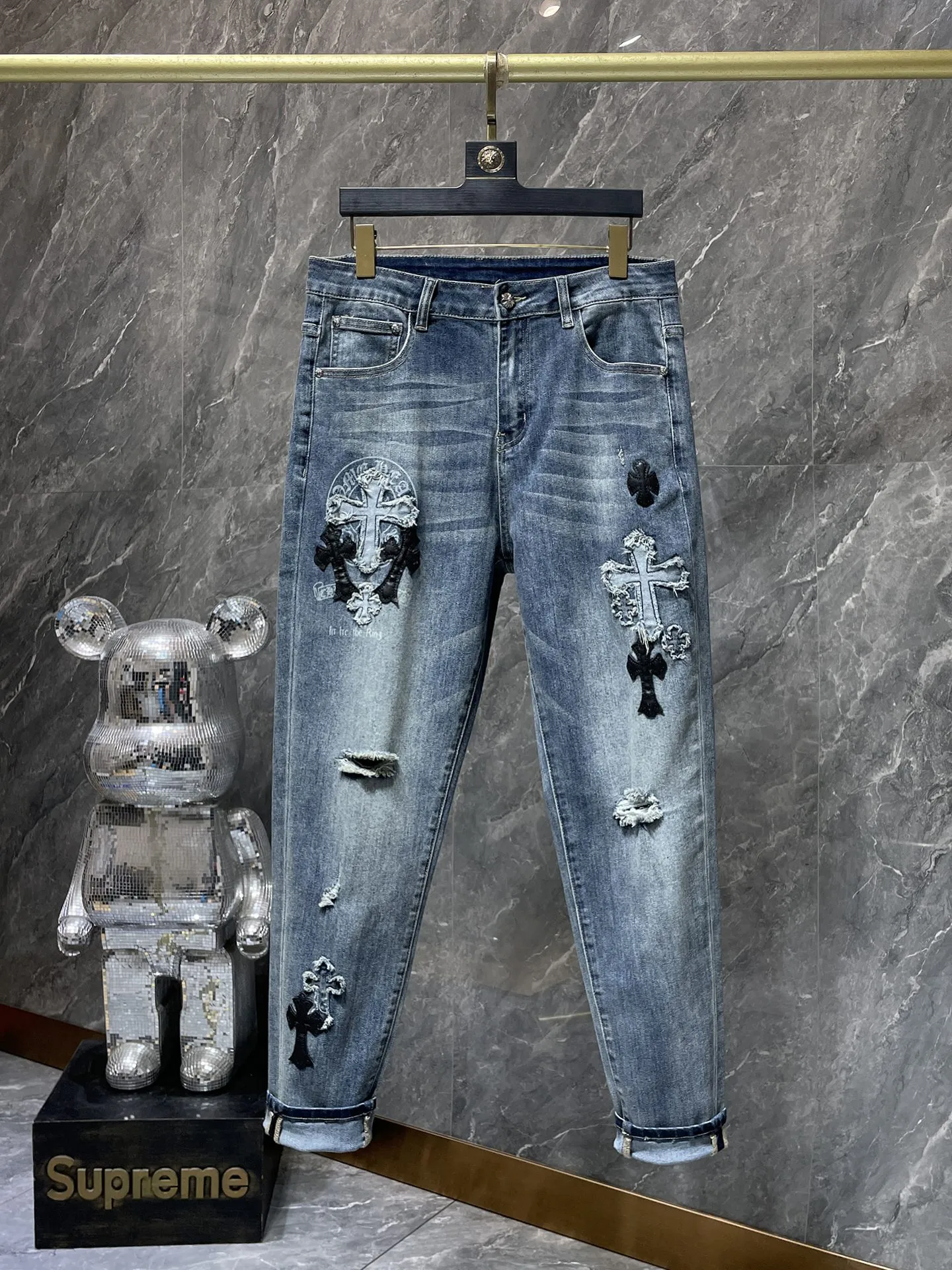 P276 Chrome Hearts🌸Jeans are here🌸 Willow cross ripped jeans. Exclusive custom weaving and dyeing. 100% pure cotton high weight denim fabric. High quality washing! After the pants are finished, do heavy enzyme stone washing and rinsing!  ✨Heavy leather embroidery➕Hand-sewn➕Denim whiskers✨Original hardware mold opening! Carrying various craft elements, this season’s most heavily crafted denim trousers!  Suitable for all kinds of outfits and can be worn in all seasons. Recommended color: dyed denim blue. Code numbers: S, M, L, XL